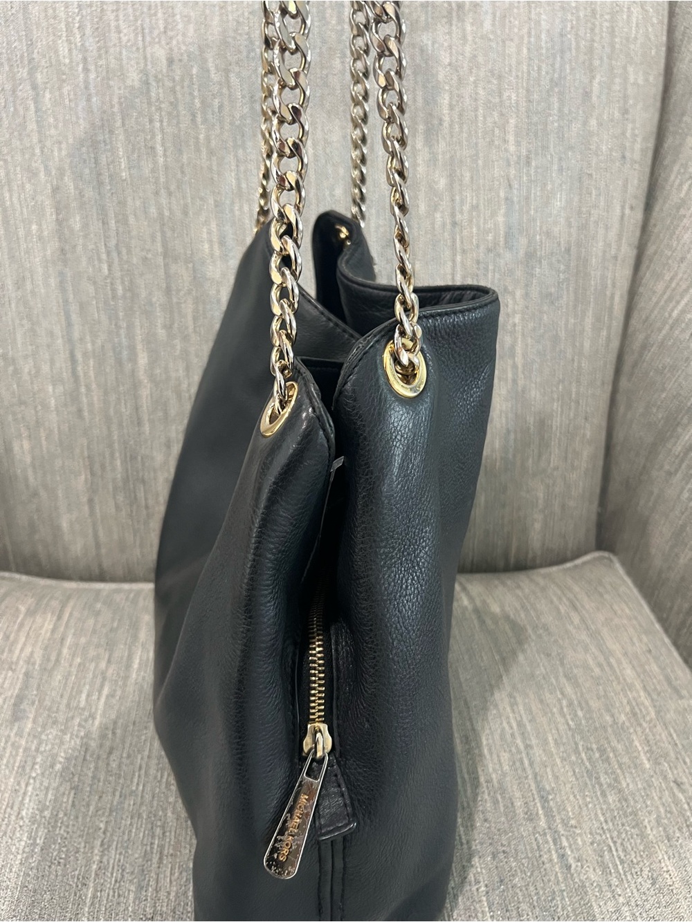 Michael Kors Black Leather Shoulder Bag with Gold Chain Detail - Picture 5 of 5